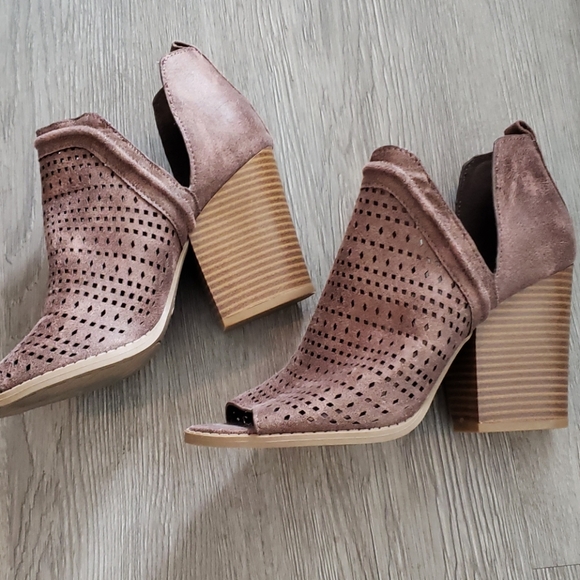 Heels - Picture 2 of 3